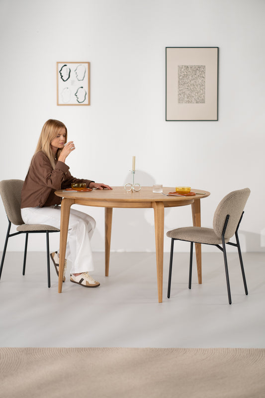 Round solid oak dining table seen from above, showing wood grain across the 120 cm tabletop