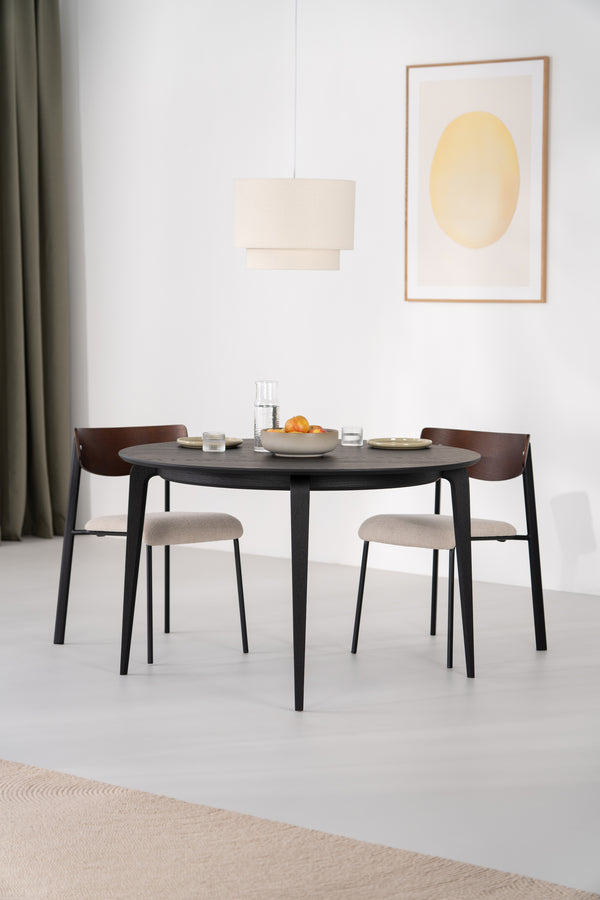 Mesa redonda YUKI de roble negro con vajilla blanca y mantel de lino sobre el tablero