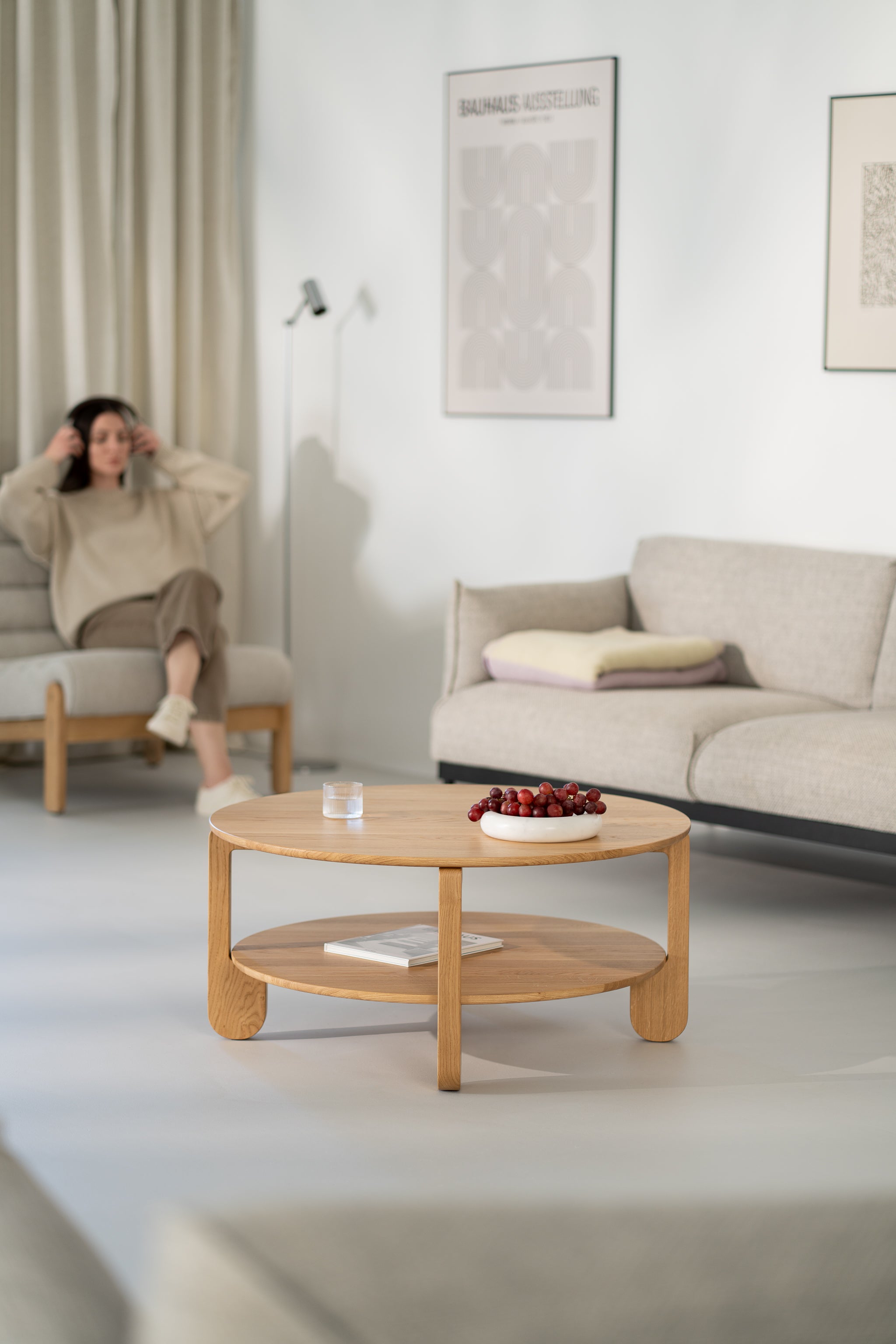 NOON sofabord i eg set bagfra, viser konstruktion og proportioner