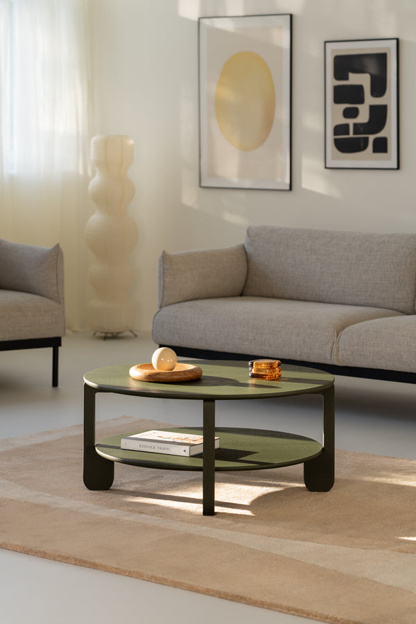 Tavolino caffè NOON in rovere verde scuro, vista d'insieme con oggetti decorativi sul piano