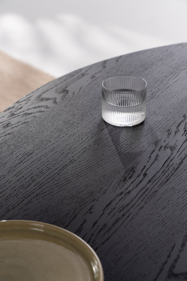 Mesa YUKI de roble negro vista desde un ángulo bajo resaltando la estructura del bastidor