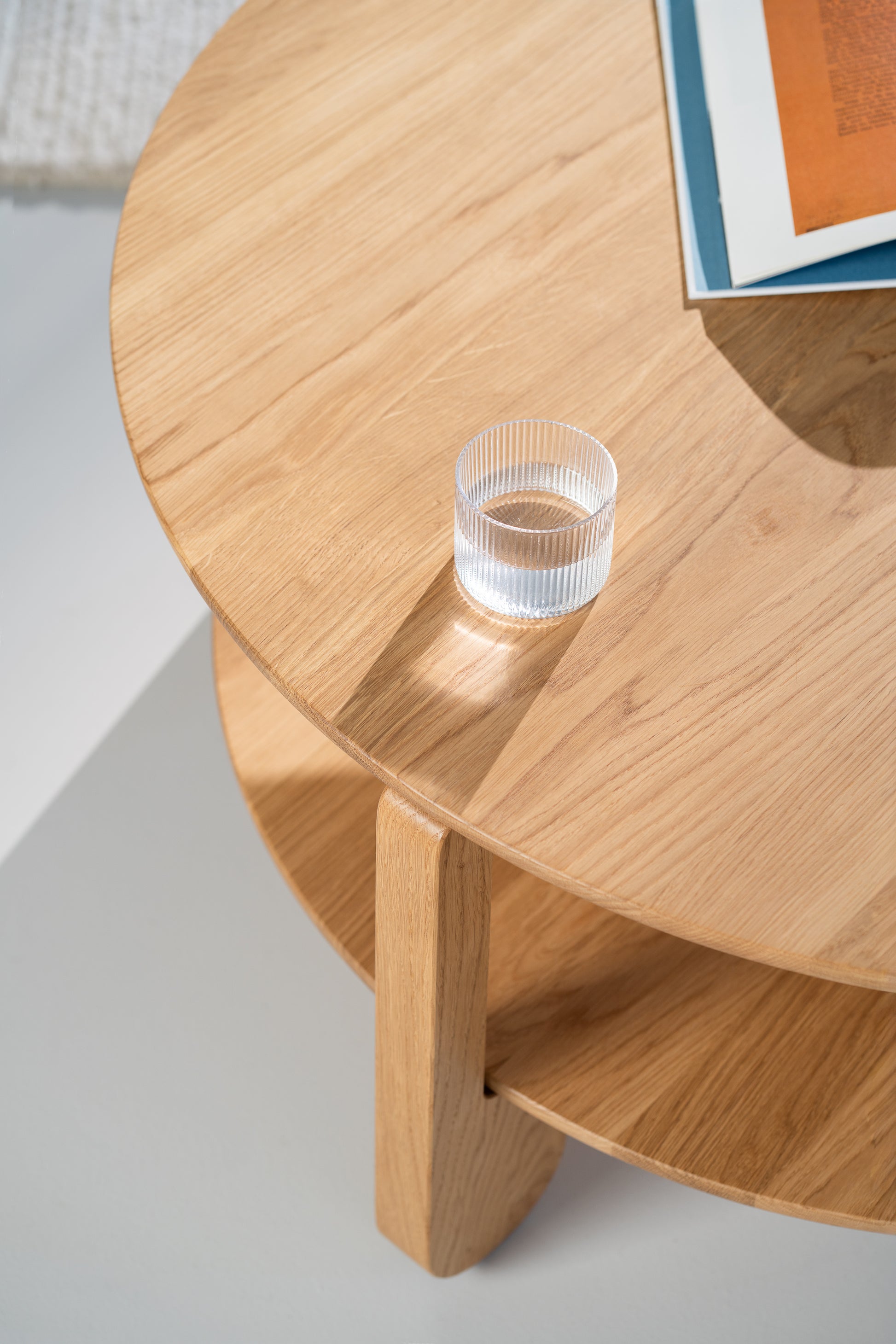 Side profile of NOON solid oak coffee table with visible round tabletop edge