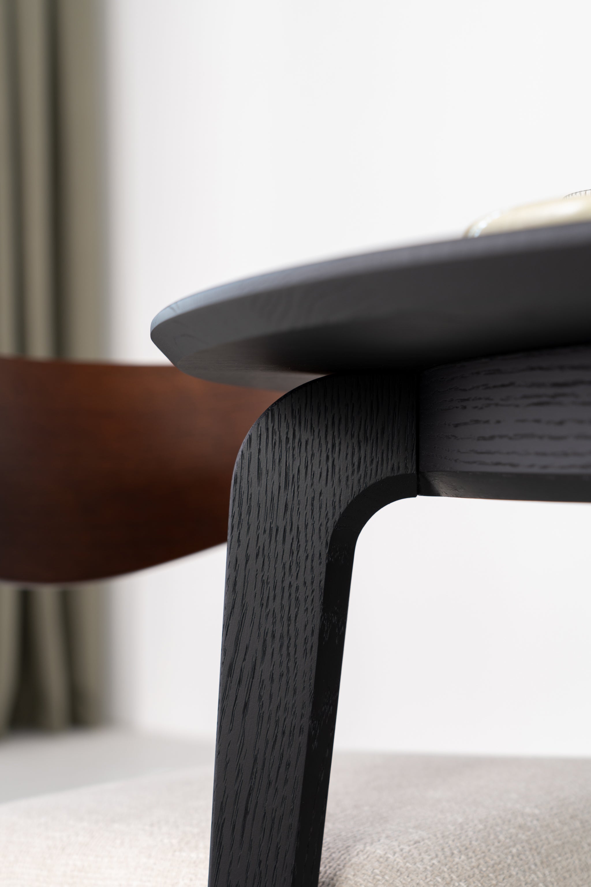 Primer plano de la superficie del tablero de roble macizo con acabado aceite-cera en tono negro