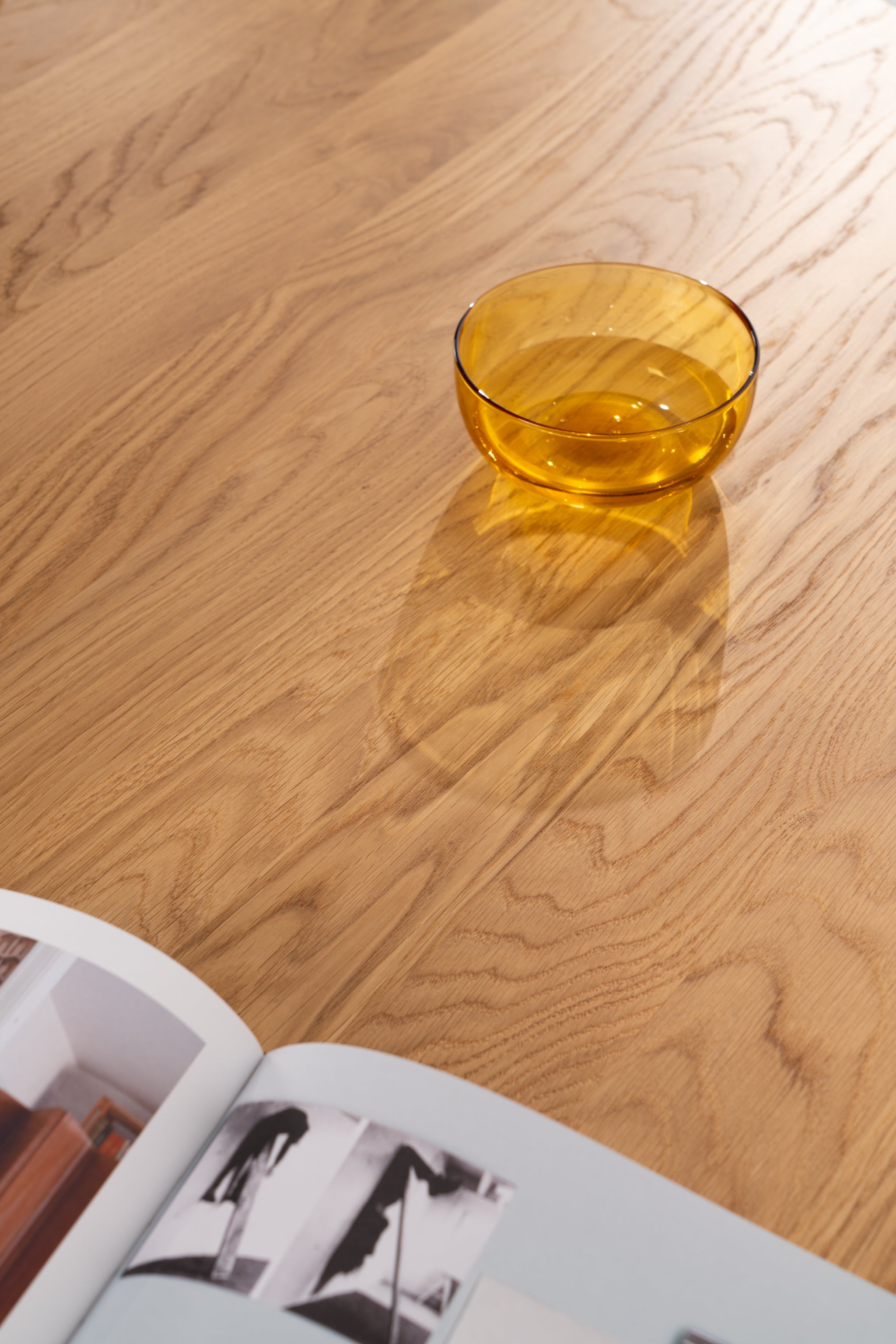 Detalle de la pata torneada de roble macizo de la mesa de comedor YUKI