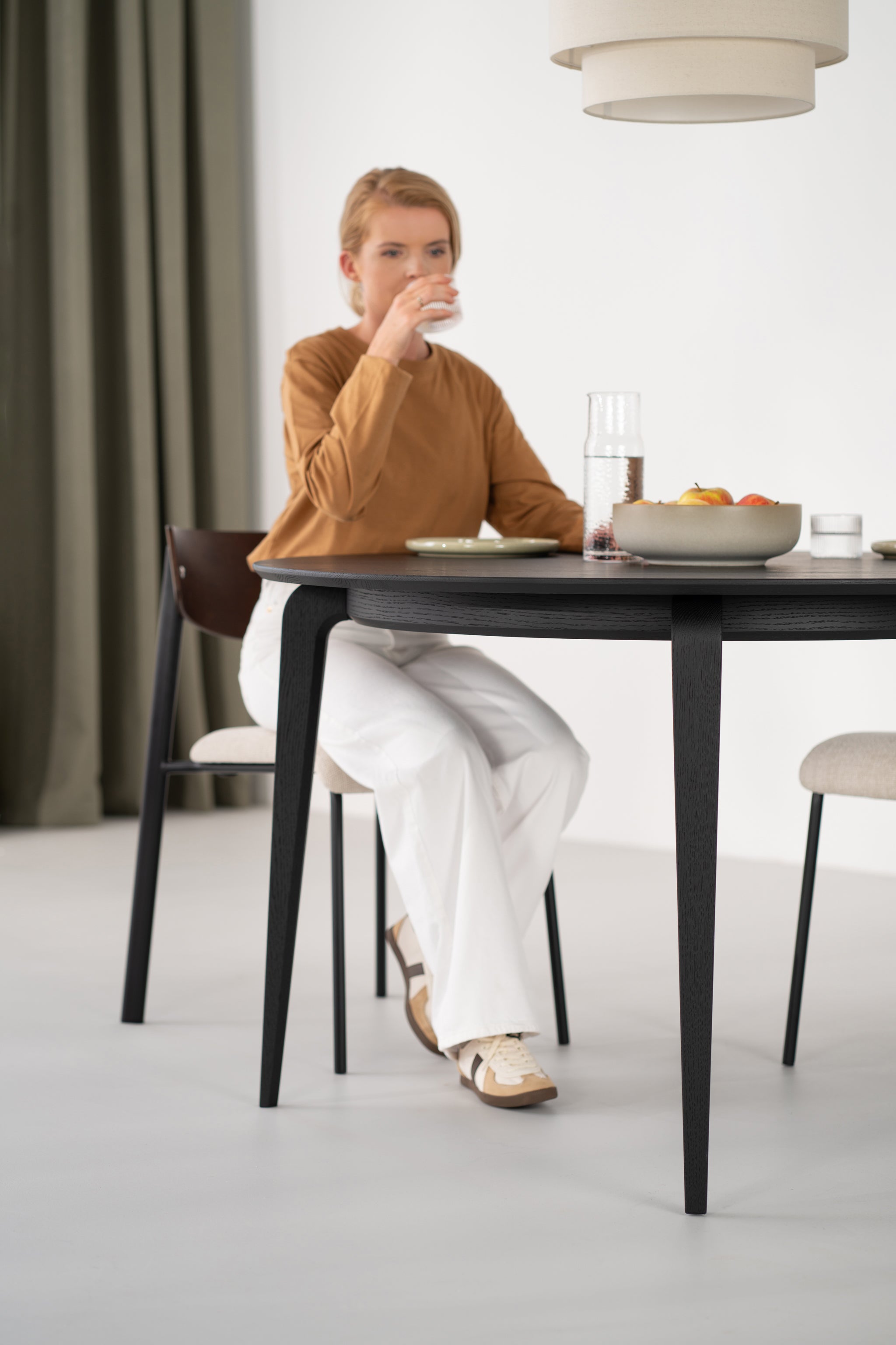 Mesa de comedor redonda YUKI con cuatro sillas en un comedor de estilo Japandi