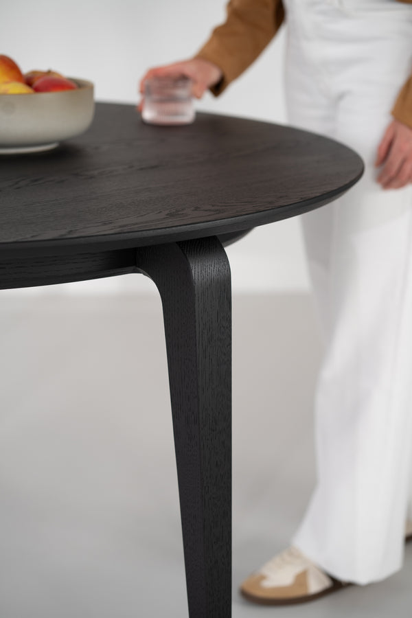 Vista frontal de la mesa de comedor redonda YUKI con dos sillas de madera a los lados