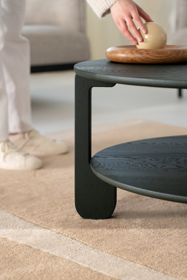 Ripiano inferiore del tavolino NOON in rovere verde scuro con libri appoggiati