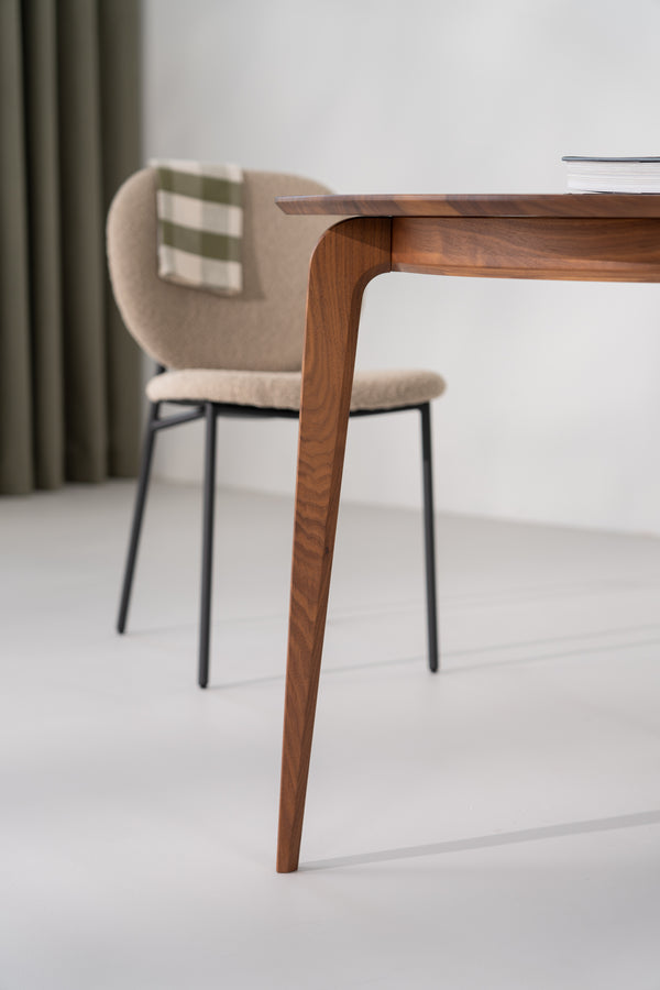 Vista inferior de la mesa YUKI mostrando la estructura de soporte y las patas