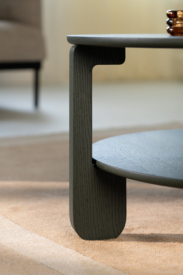 Vista frontale del tavolino caffè rotondo NOON, finitura verde scuro su rovere