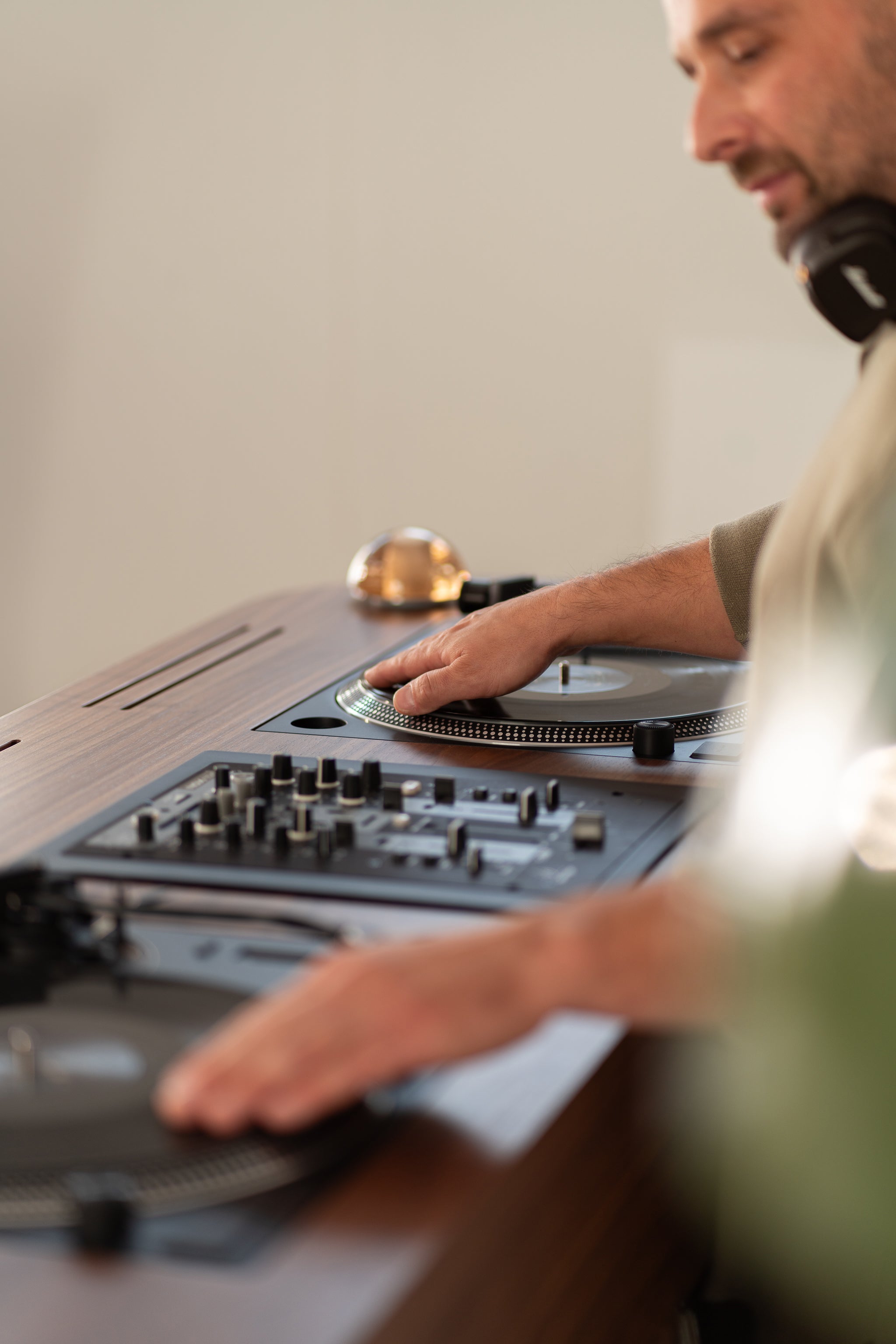 LOOP - έπιπλο για DJ - μασίφ ξύλο καρυδιάς