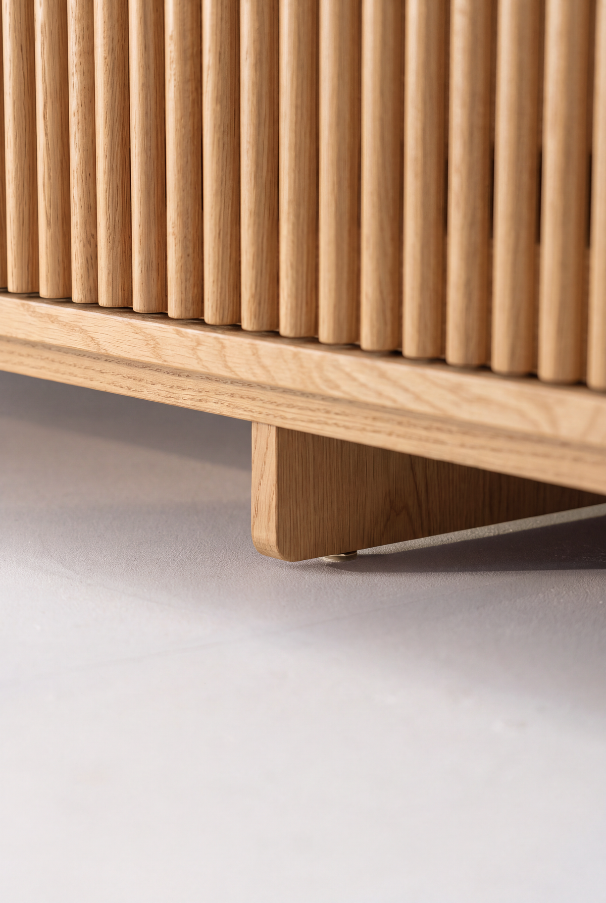 FUSE XX in solid oak, close-up of the bottom door slats, plinth, wooden center support and thin metal brace