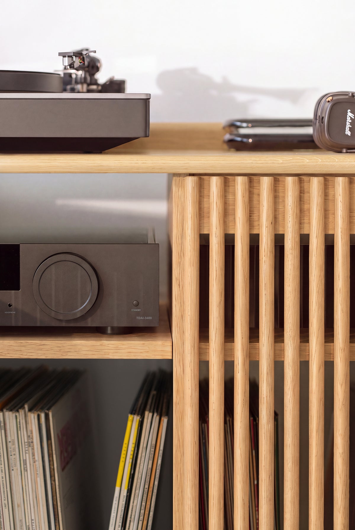 FUSE XX in solid oak, close-up of the open center compartment with an amplifier on a shelf and records below