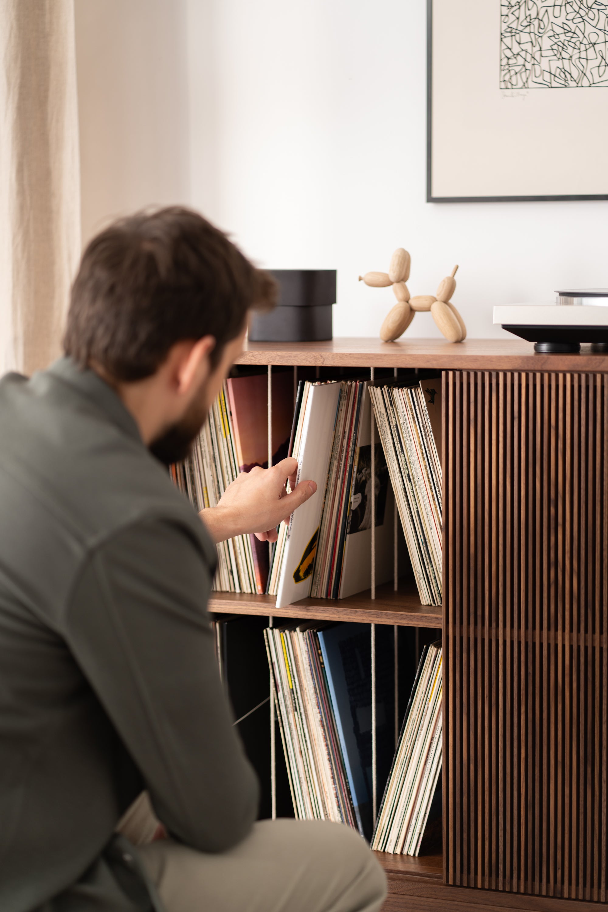 KOMFOTTEU Platenkast van vinyl met laadstation, platenhouder met 4 halfopen vakken en 1 lade, platenhouder, 80 x 40 x 79 cm, industriële stijl KOMFOTTEU Platenkast van vinyl met laadstation, platenhouder met 4 halfopen vakken en 1 lade, platenhouder, 80 x 40 x 79 cm, industriële stijl