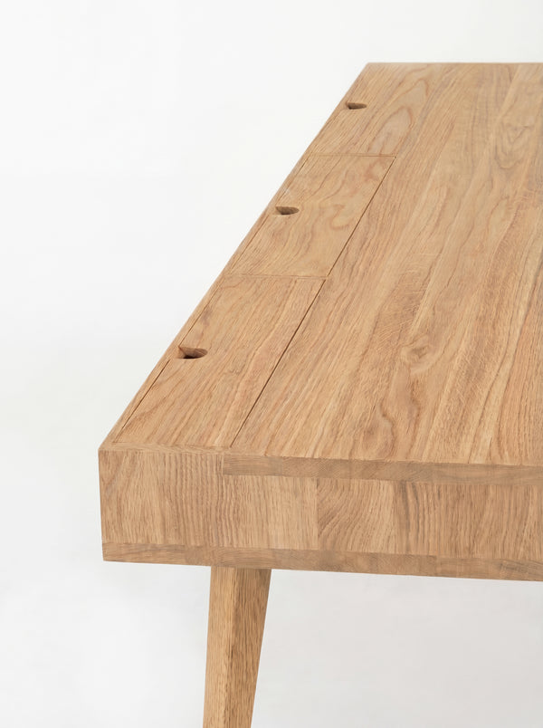 HEIM 140 solid oak desk, close-up of three flush cable flaps and joined wood strips across the top and edge