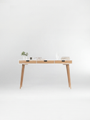 Front view of the HEIM 140 white desk in solid oak, with three natural oak drawer fronts and decor on top