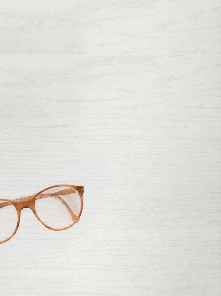 Detail of the white tabletop on the HEIM 140 desk in oak wood, with visible grain and brown glasses