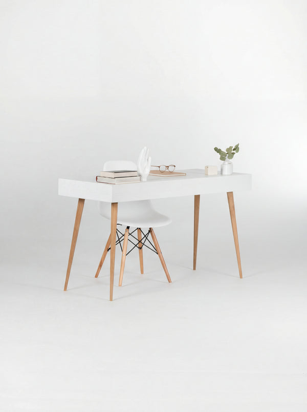Rear view of the HEIM 140 desk in oak wood, with a plain white panel, oak legs and a white shell chair