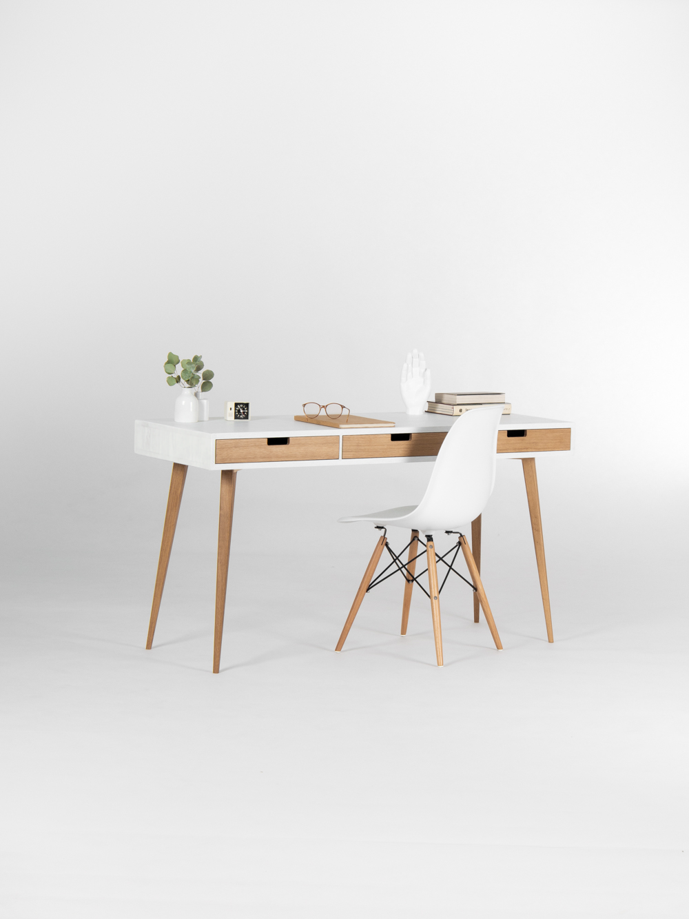 HEIM 140 white office desk in solid oak, angled view with a white shell chair, oak drawer fronts and books